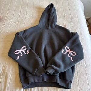 Edikted Cropped Dark Hoodie Pink Ribbon Sleeve Graphics